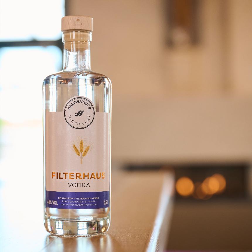 Frontalansicht des FILTERHAUS Vodka von SALTWATER´s