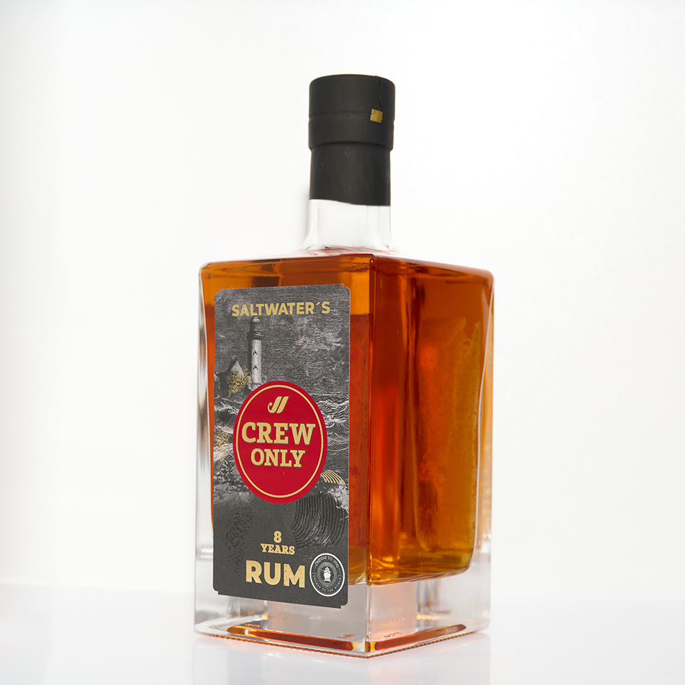 45-Grad Ansicht des SALTWATER´s CREW ONLY 8y Rum
