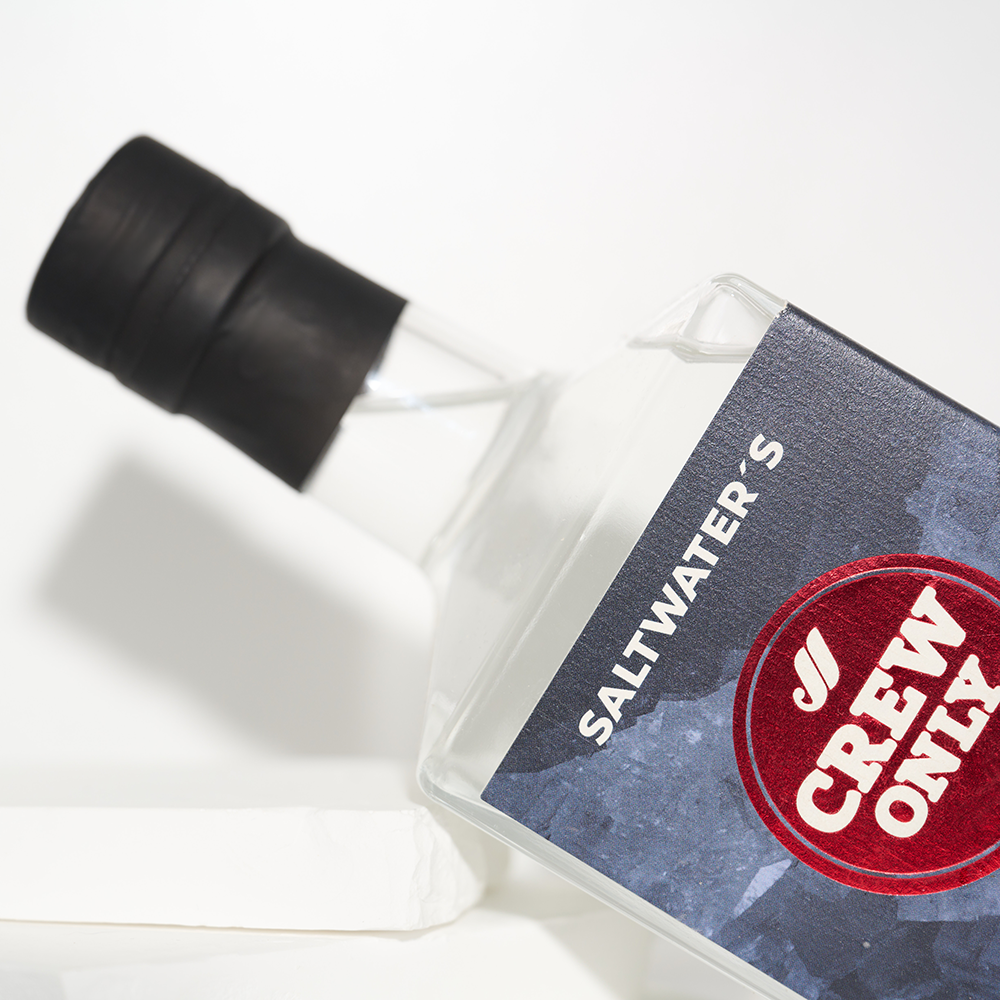 Herangezoomt und gekippte Ansicht des SALTWATER´s CREW ONLY Dry Gin