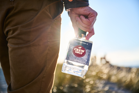 Immagefoto des SALTWATER´s CREW ONLY Dry Gin in der Hand eines Mannes