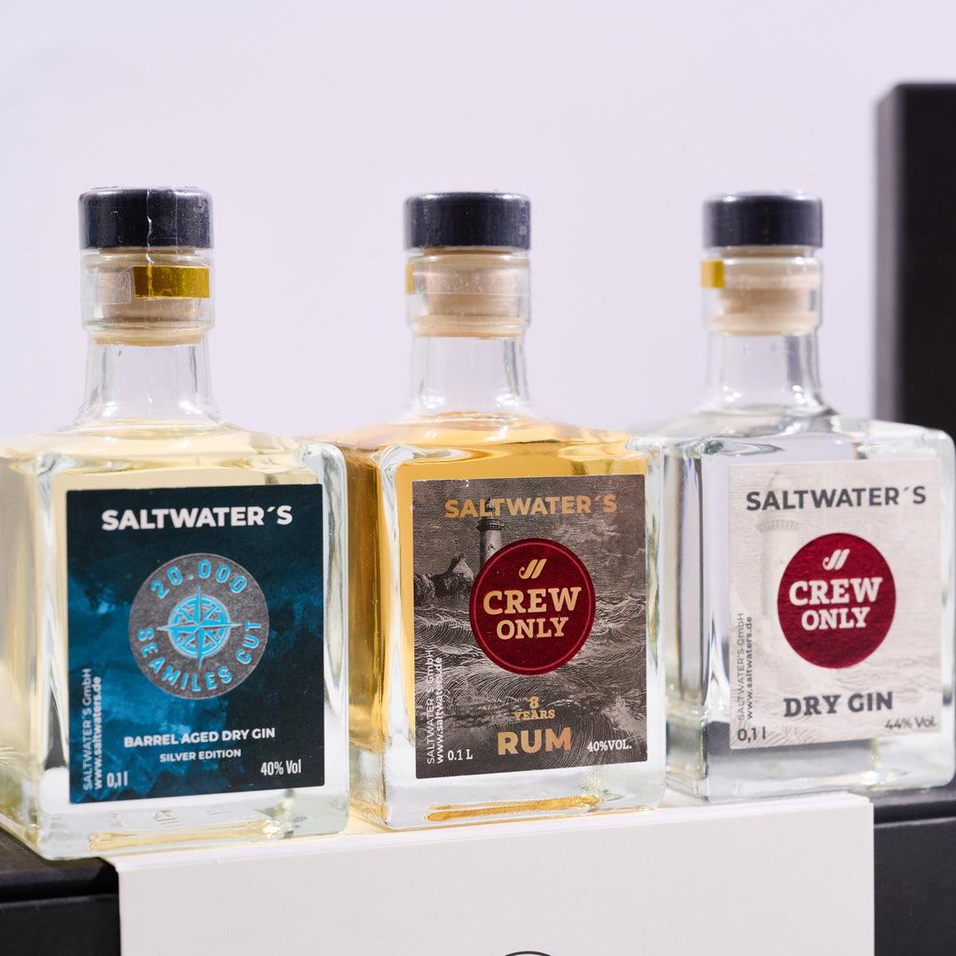 Bild der limitierten CREW ONLY 3er Set Miniaturenbox mit den Flaschen auf der Box