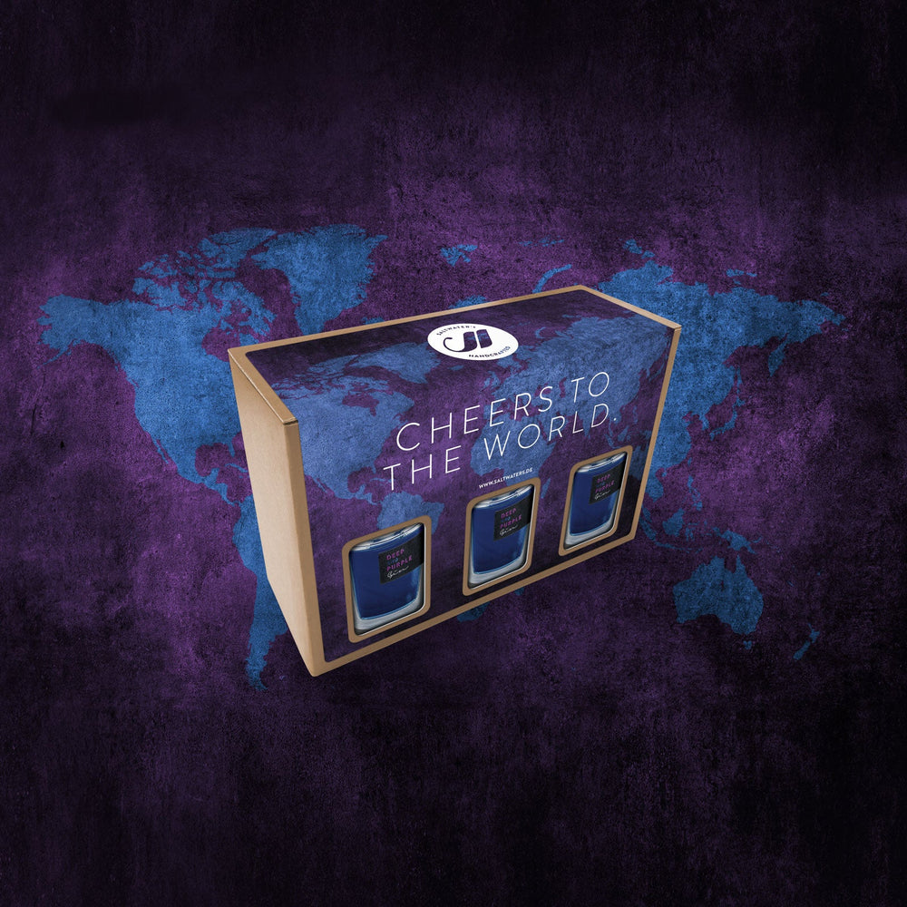 Box mit drei Flaschen Saltwaters Deep and Purple Gin, vor lila und blauer Weltkarte