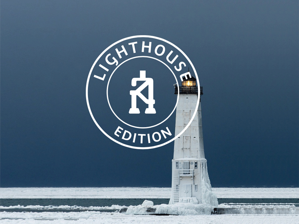 weißer Leuchtturm an der Küste eines Eismeeres, mit Saltwaters Lighthouse Edition Logo